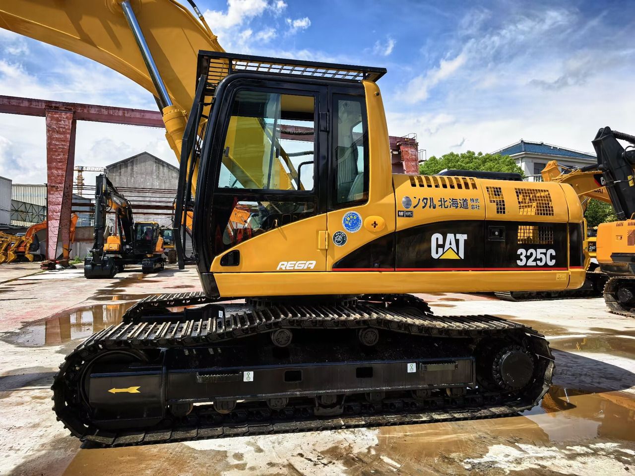 2023 Caterpillar 325C crawler excavator side view 2023 Caterpillar 325C crawler excavator side view