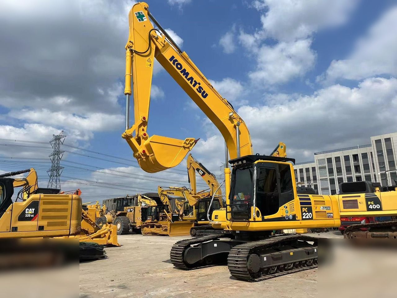 Pelle sur chenilles Komatsu PC220-8 de 2021, vue avant trois-quarts Pelle sur chenilles Komatsu PC220-8 de 2021, vue avant trois-quarts