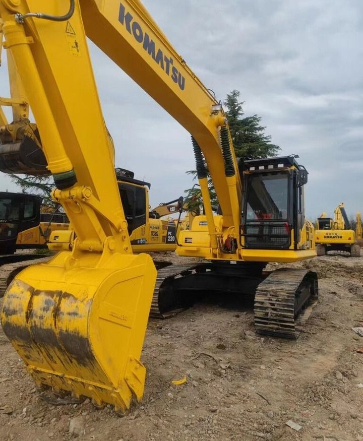 Escavatore cingolato Komatsu PC220-8 del 2020, vista anteriore di tre quarti Escavatore cingolato Komatsu PC220-8 del 2020, vista anteriore di tre quarti