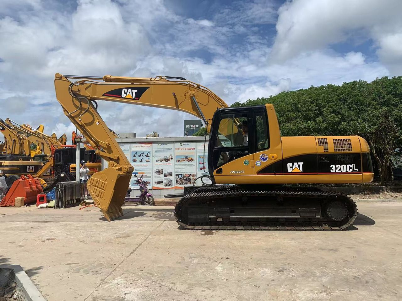 2016 Caterpillar 320CL paletli ekskavatör, yandan görünüm 2016 Caterpillar 320CL paletli ekskavatör, yandan görünüm