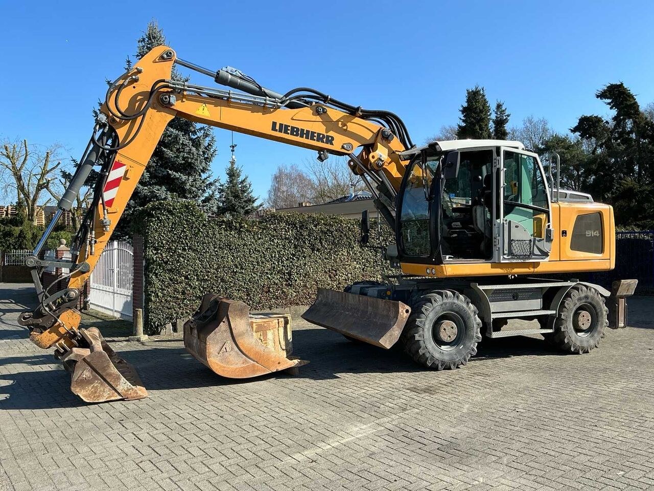 2017 Liebherr 914 wheel excavator, side view 2017 Liebherr 914 wheel excavator, side view