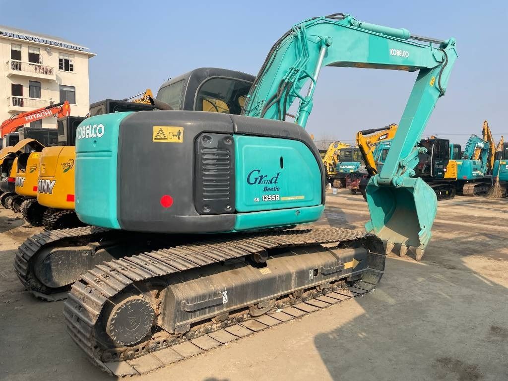 Pelle sur chenilles Kobelco SK135 de 2023