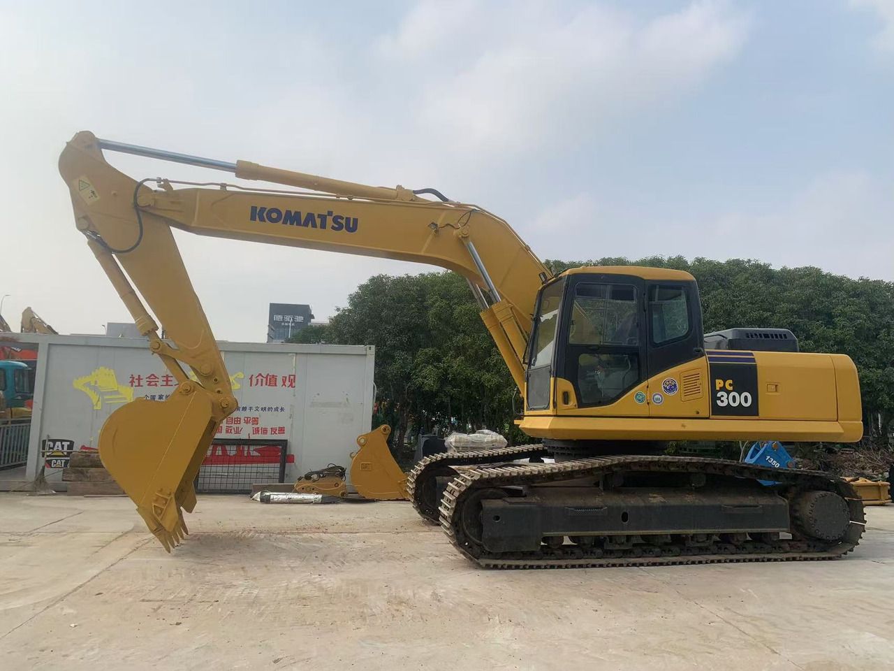 2020 Komatsu PC300 crawler excavator, side view 2020 Komatsu PC300 crawler excavator, side view