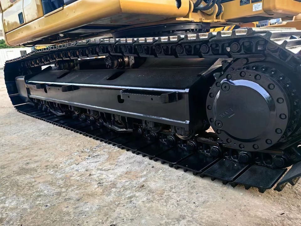 2021 Caterpillar 320 crawler excavator undercarriage view 2021 Caterpillar 320 crawler excavator undercarriage view