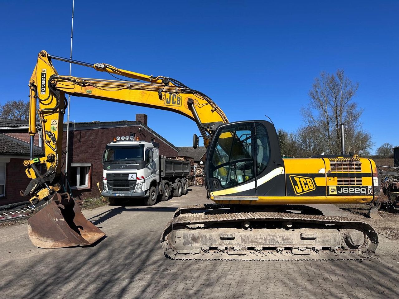 2007 JCB JS220LC crawler excavator, side view 2007 JCB JS220LC crawler excavator, side view