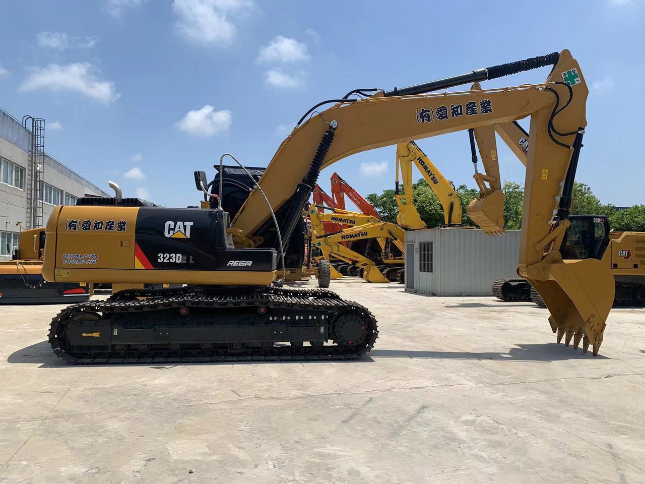 Escavatore cingolato Mitsubishi 320D del 2020 vista laterale Escavatore cingolato Mitsubishi 320D del 2020 vista laterale