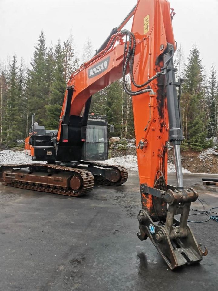 2018 Doosan DX300LC-5 crawler excavator, front three-quarter view 2018 Doosan DX300LC-5 crawler excavator, front three-quarter view