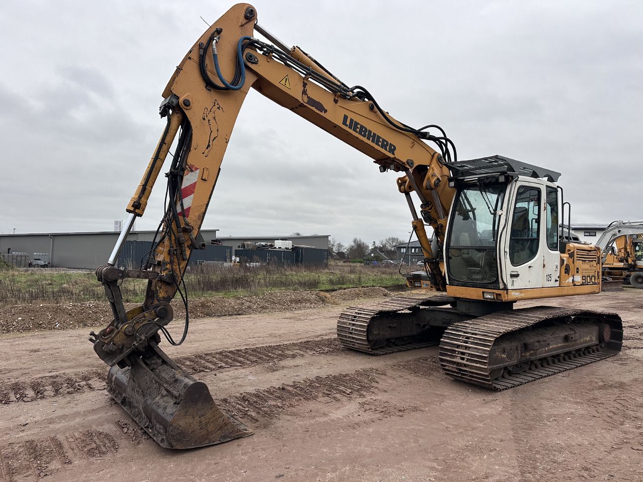 2011 Liebherr R900C LITRONIC crawler excavator side view 2011 Liebherr R900C LITRONIC crawler excavator side view
