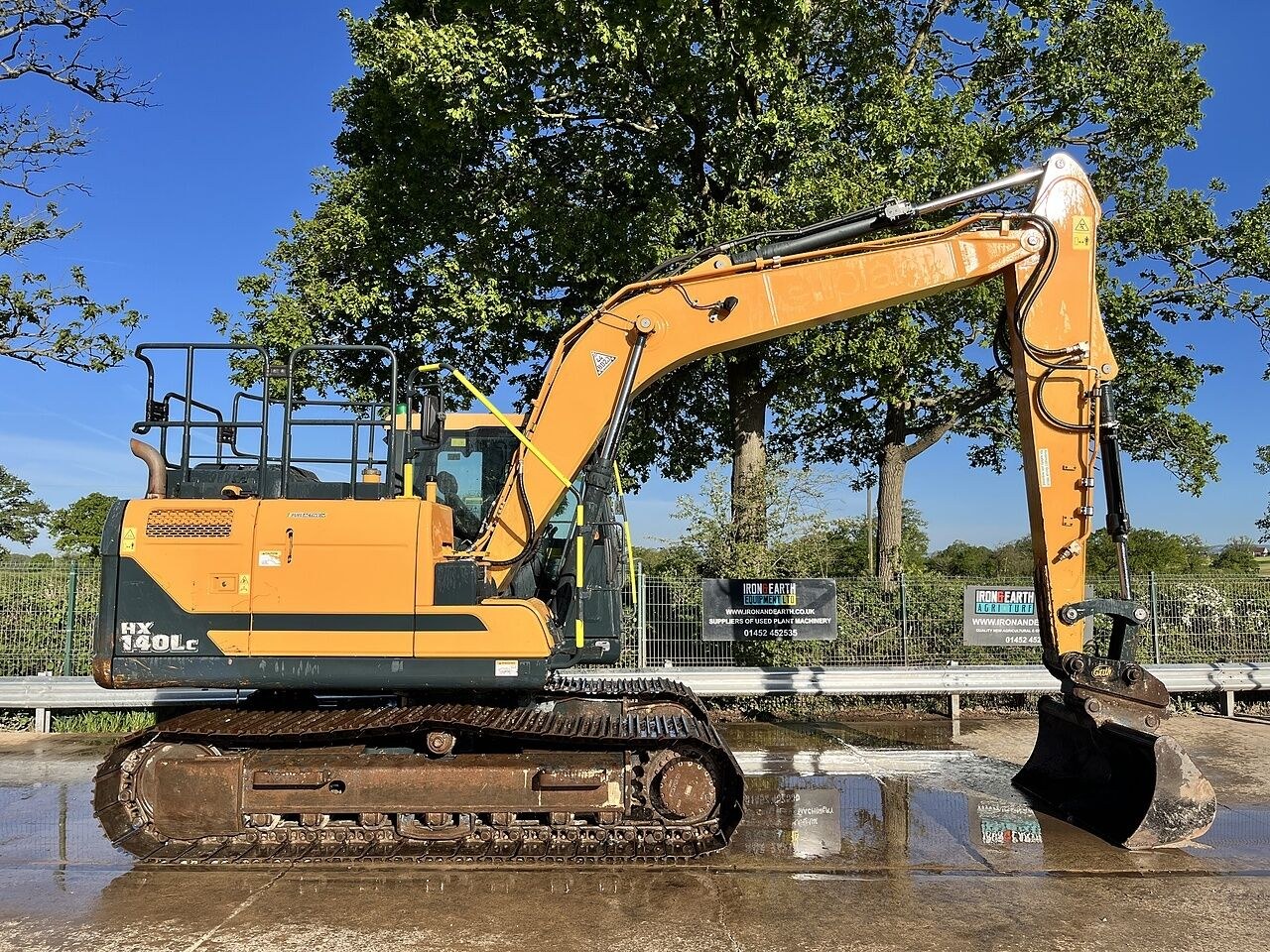 2021 Hyundai HX140LC crawler excavator, side view 2021 Hyundai HX140LC crawler excavator, side view
