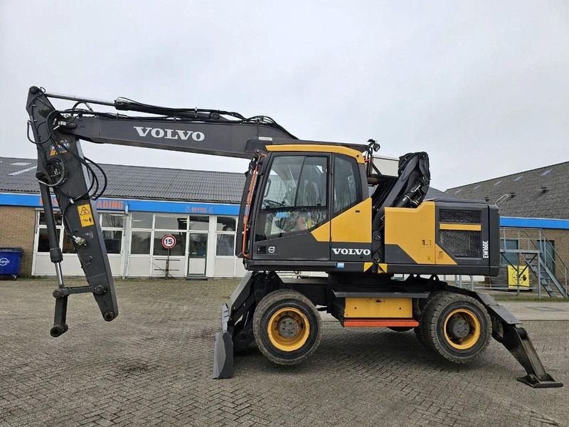 2016 Volvo EW160E wheel excavator side view 2016 Volvo EW160E wheel excavator side view