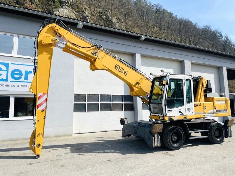 2003 Liebherr A904 material handler, side view 2003 Liebherr A904 material handler, side view