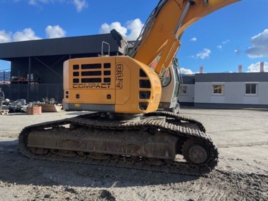 2006 Liebherr 924 COMPACT crawler excavator, side profile view 2006 Liebherr 924 COMPACT crawler excavator, side profile view