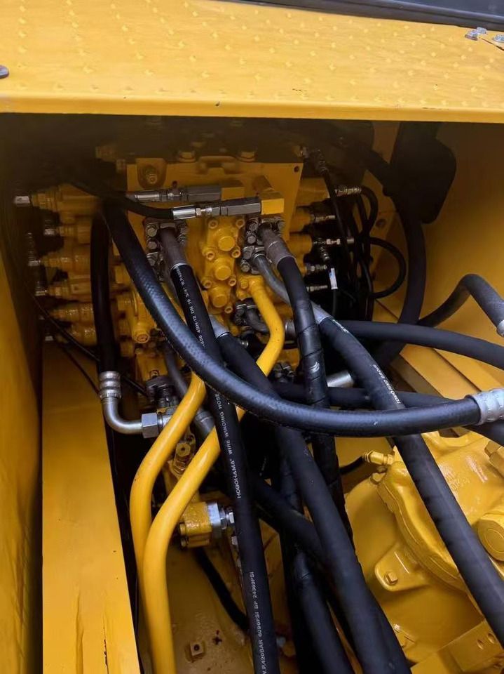 2020 Komatsu PC220 crawler excavator hydraulic control valve view 2020 Komatsu PC220 crawler excavator hydraulic control valve view