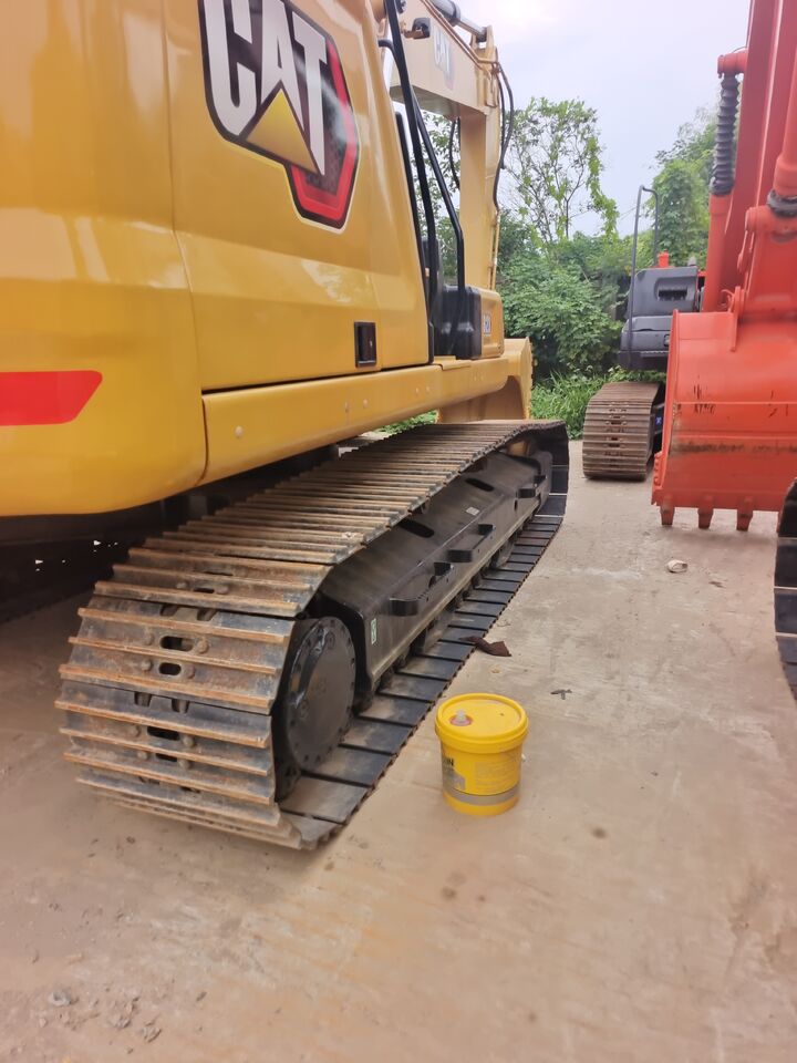2025 Caterpillar 323 crawler excavator side view of tracks 2025 Caterpillar 323 crawler excavator side view of tracks