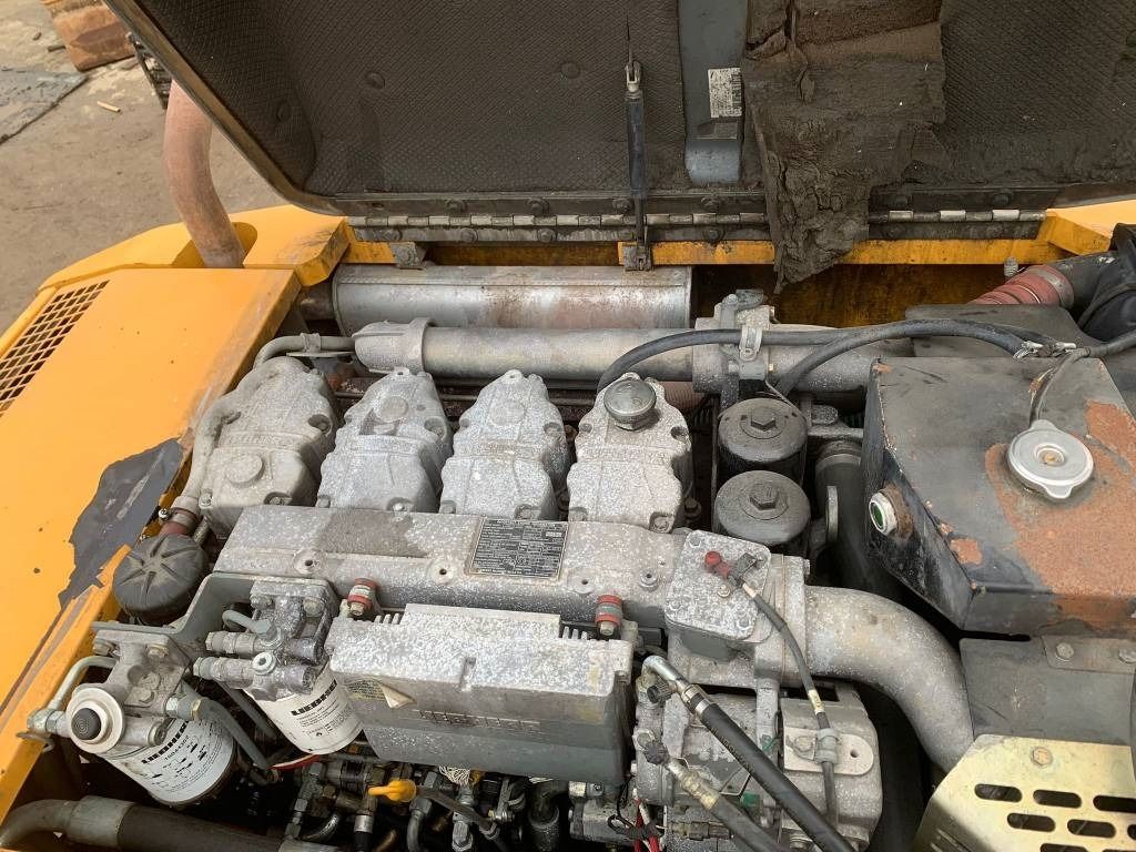 2009 Liebherr A904 C wheel excavator engine bay view