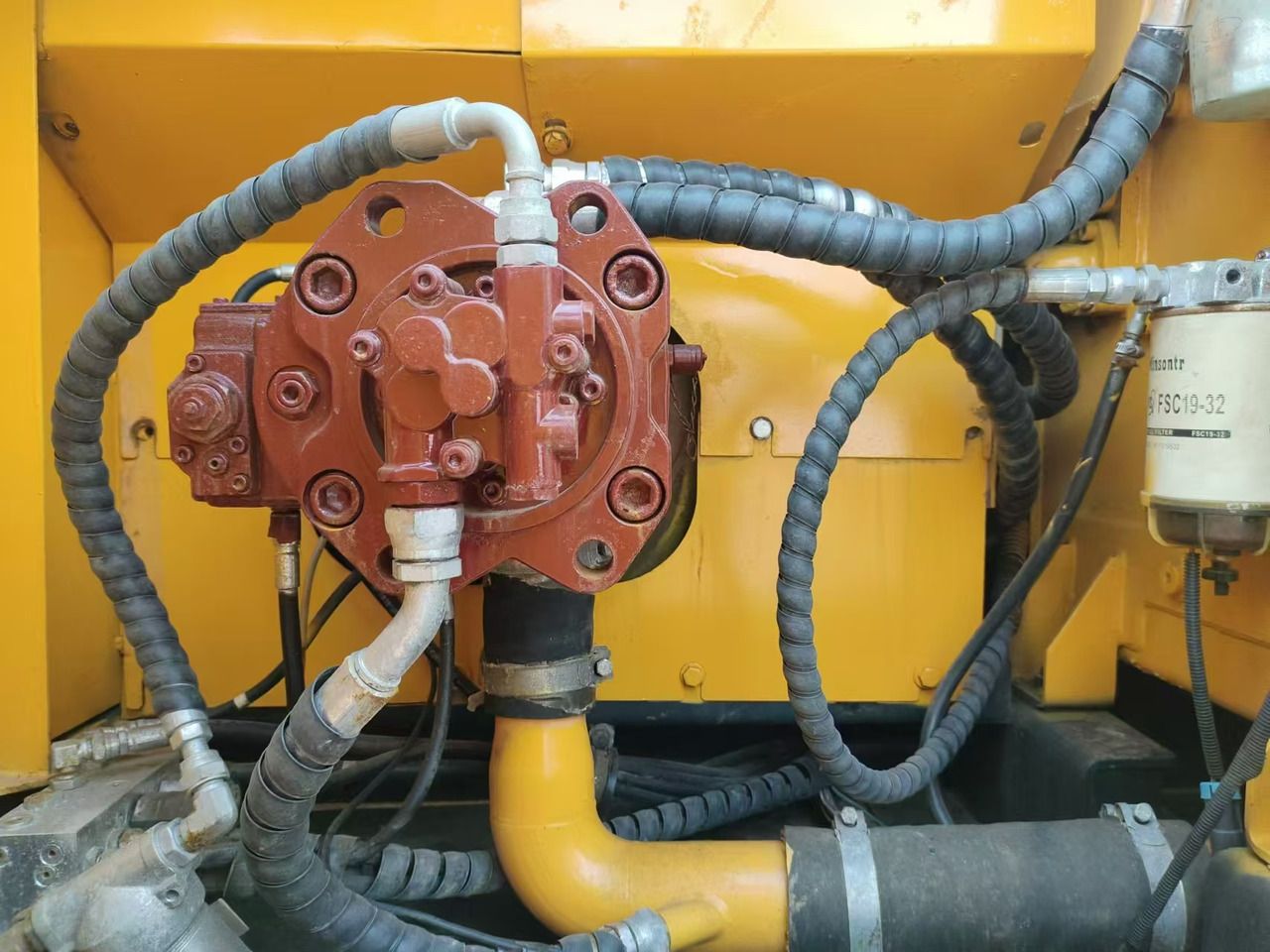 2019 Hyundai R220LC-9S crawler excavator hydraulic pump detail