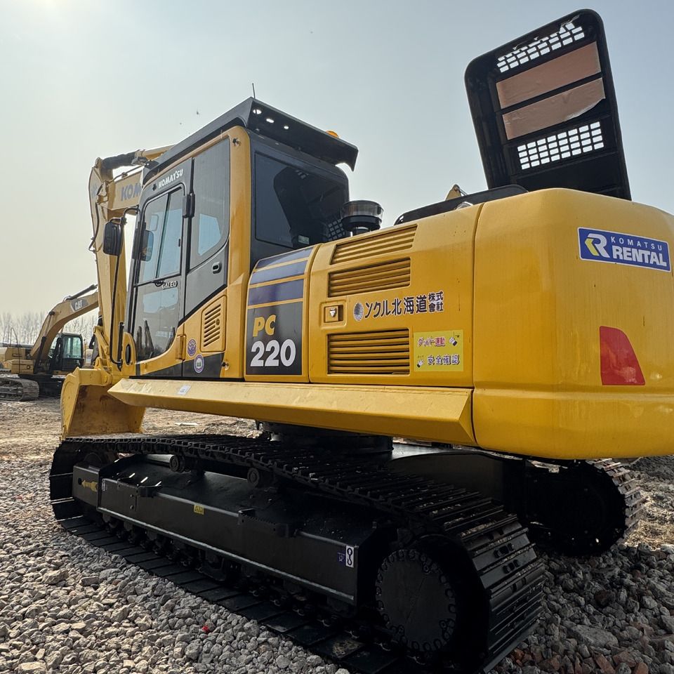Pelle sur chenilles Komatsu PC220-8 de 2023, vue trois-quarts arrière Pelle sur chenilles Komatsu PC220-8 de 2023, vue trois-quarts arrière