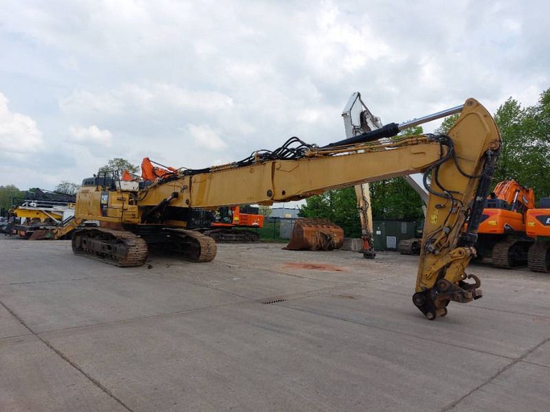 2016 Caterpillar 352F demolition excavator side view