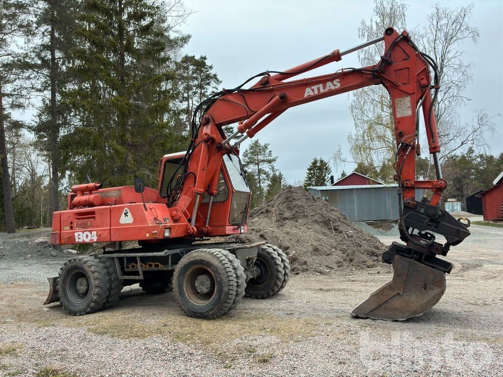 1992 Atlas 1304 wheel excavator, side view
