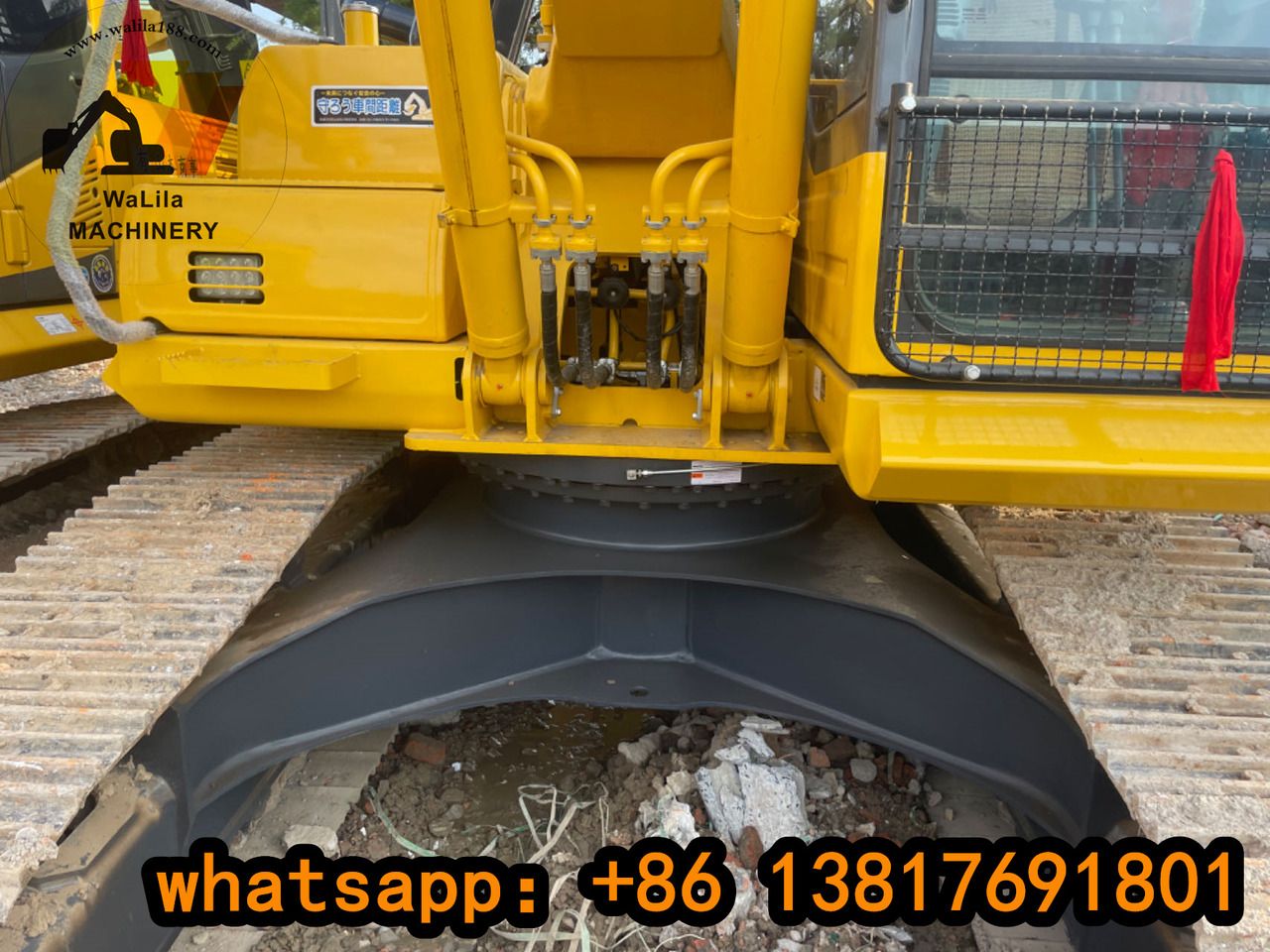 Komatsu PC200-8 paletli ekskavatör, üst yapı ve bom tabanı yakın planı Komatsu PC200-8 paletli ekskavatör, üst yapı ve bom tabanı yakın planı