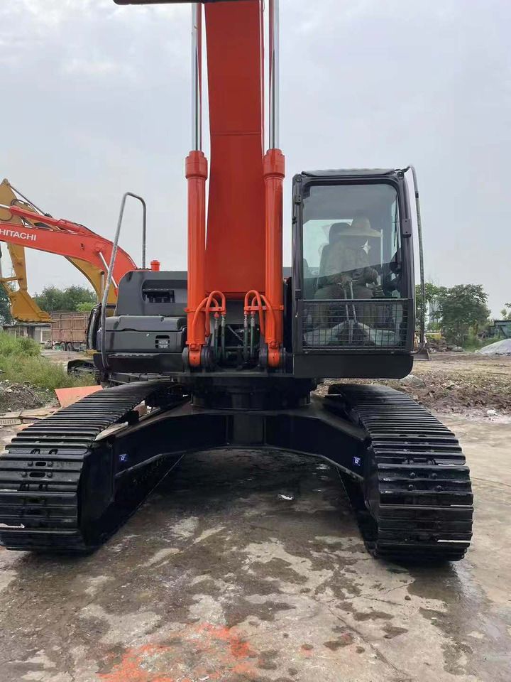 2020 Hitachi 350-5G crawler excavator, front view 2020 Hitachi 350-5G crawler excavator, front view