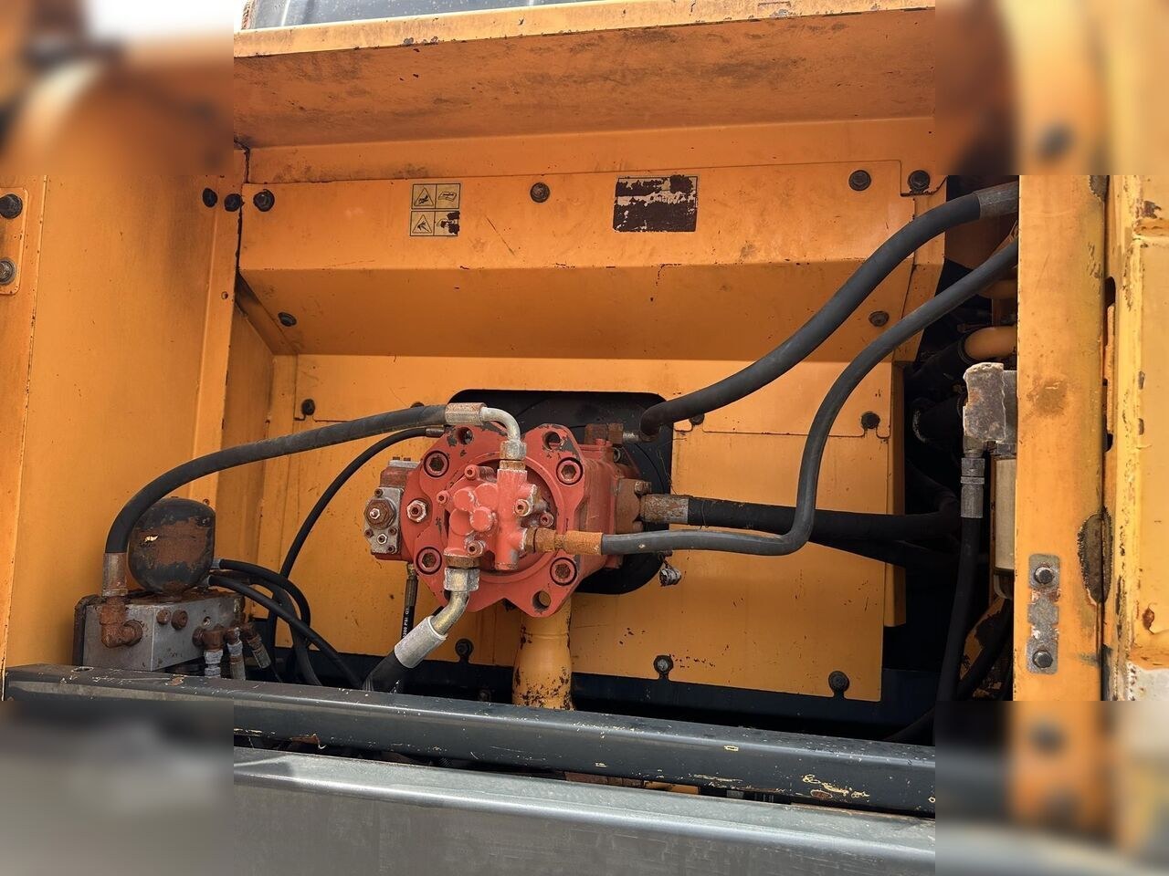 2024 Hyundai R305LC-9T crawler excavator hydraulic pump detail