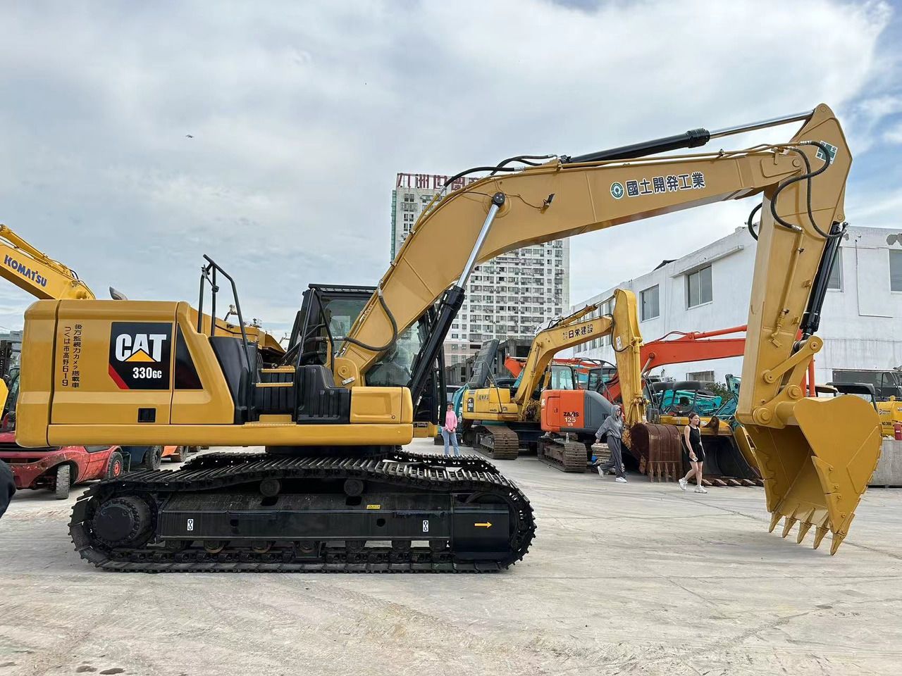 Caterpillar 330GC crawler excavator, side view Caterpillar 330GC crawler excavator, side view
