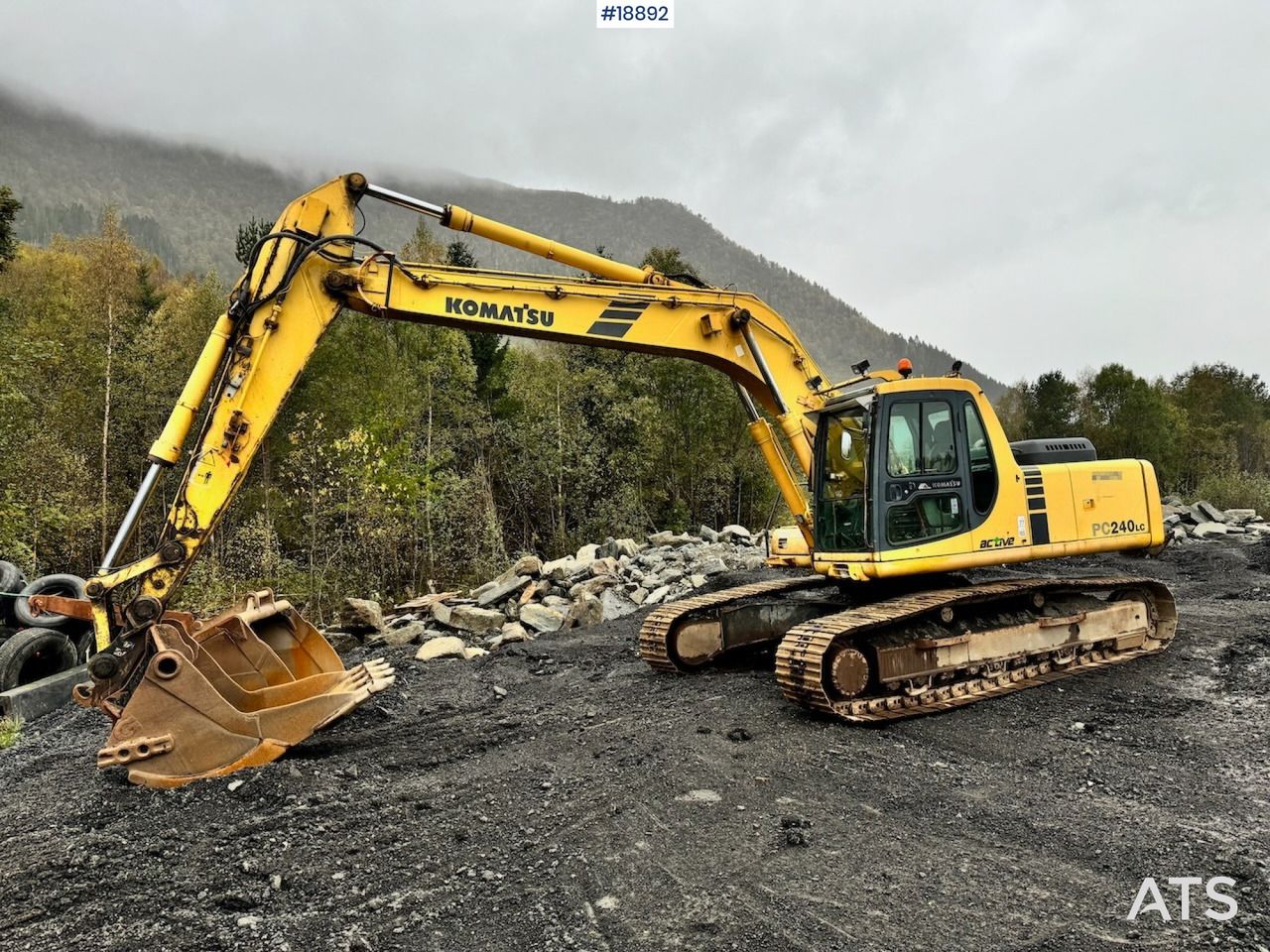 2001 Komatsu PC240LC-6K crawler excavator, side view 2001 Komatsu PC240LC-6K crawler excavator, side view