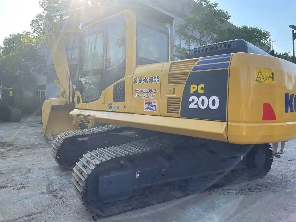 2022 Komatsu PC200-8 Raupenbagger, Heck-Dreiviertelansicht 2022 Komatsu PC200-8 Raupenbagger, Heck-Dreiviertelansicht