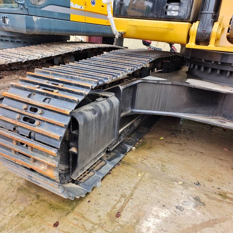 2023 Caterpillar 320D2 crawler excavator undercarriage view 2023 Caterpillar 320D2 crawler excavator undercarriage view