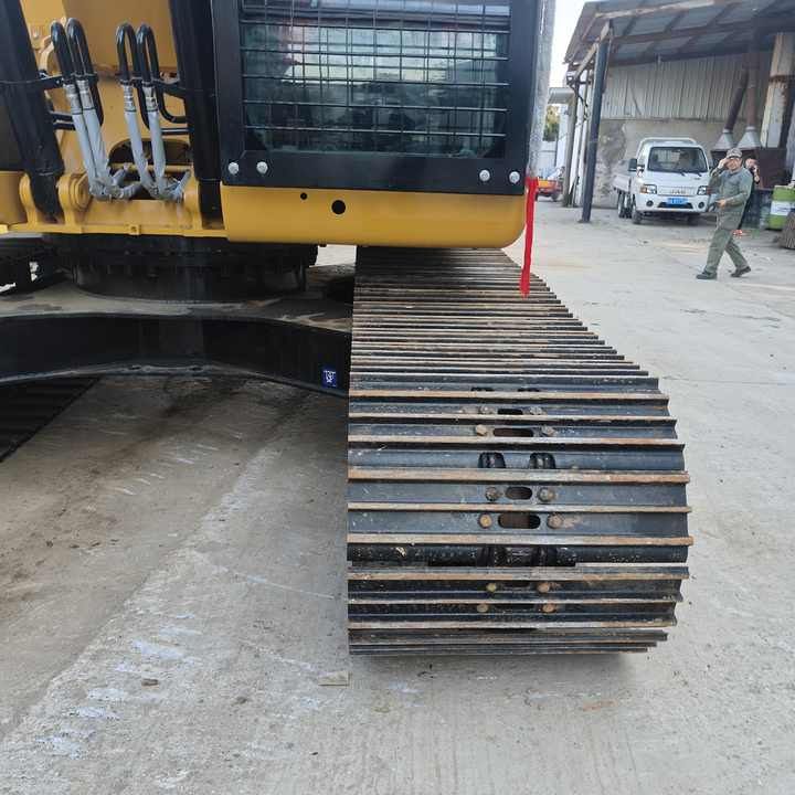 Escavatore cingolato Caterpillar 320D del 2020, vista di cingoli e cabina