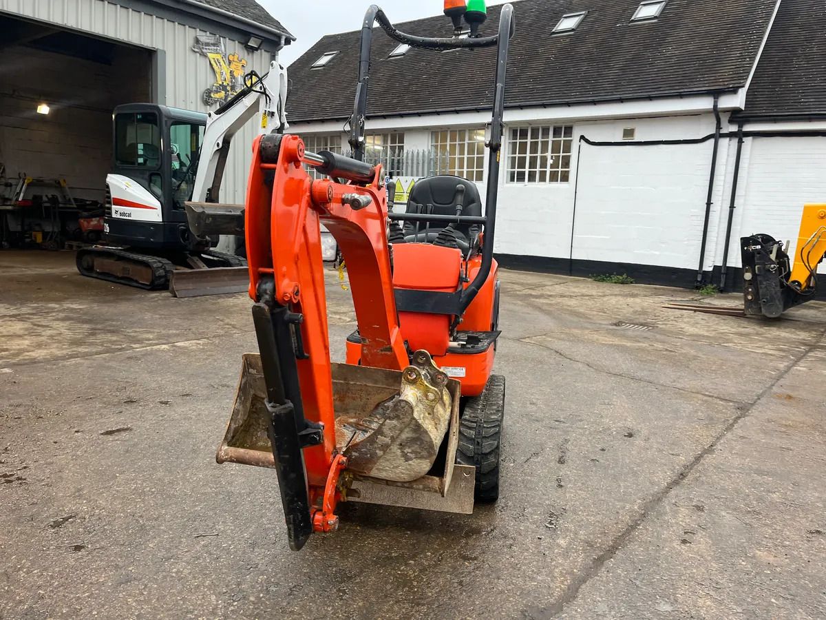 2021 Kubota 008-3 mini excavator, front view 2021 Kubota 008-3 mini excavator, front view