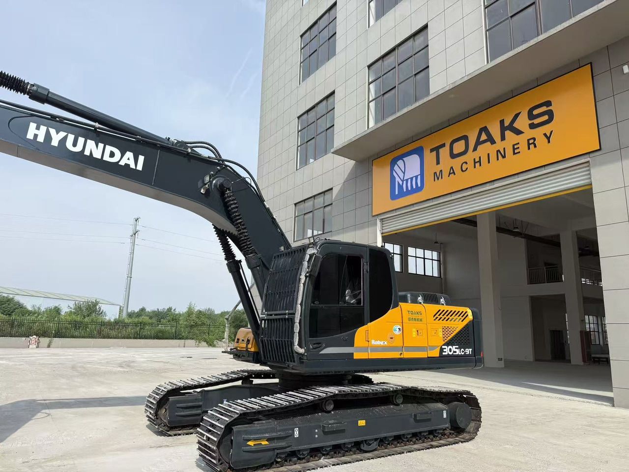 2024 Hyundai R305LC-9T crawler excavator, side profile view 2024 Hyundai R305LC-9T crawler excavator, side profile view
