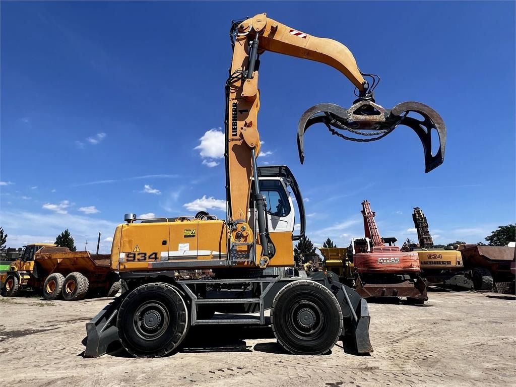 2013 Liebherr 934 C HD Litronic material handler side view 2013 Liebherr 934 C HD Litronic material handler side view