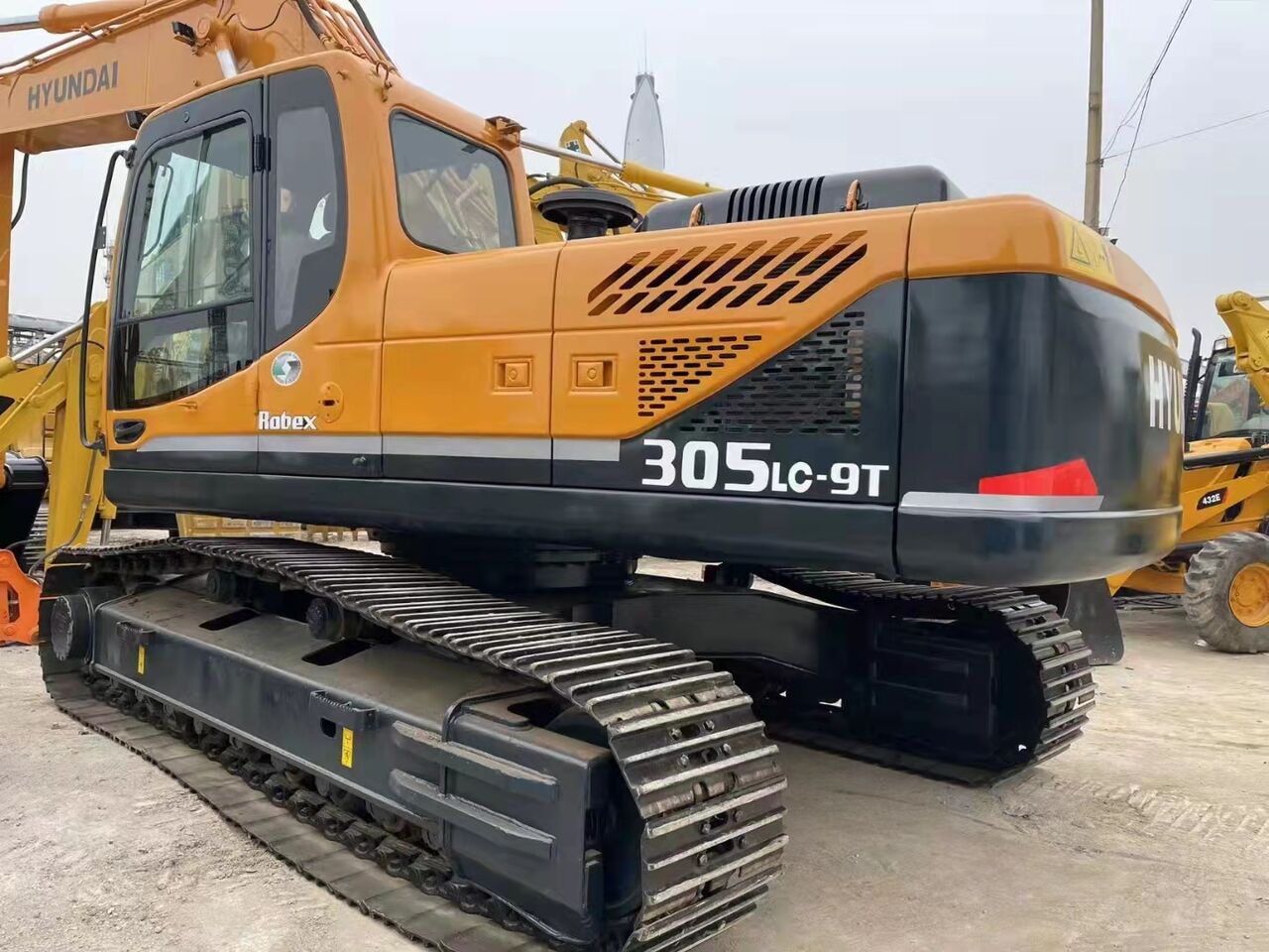 2023 Hyundai R305LC-9T crawler excavator side view 2023 Hyundai R305LC-9T crawler excavator side view