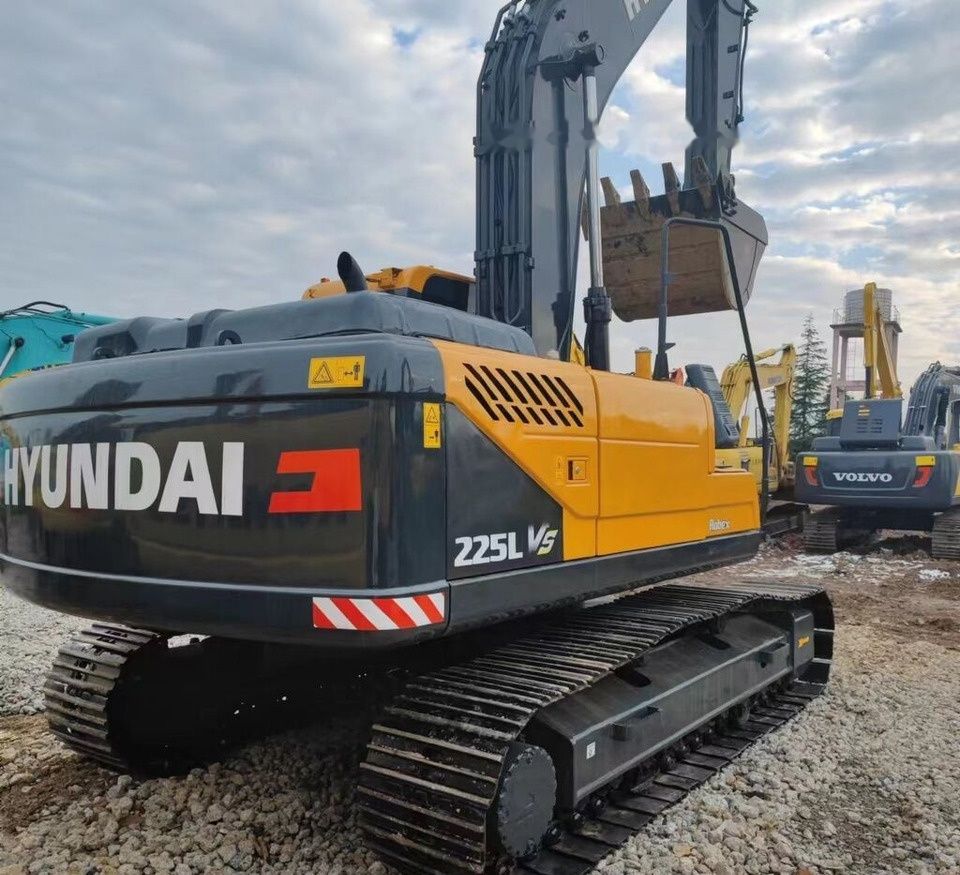 2022 Hyundai 225LVS crawler excavator, rear three-quarter view 2022 Hyundai 225LVS crawler excavator, rear three-quarter view