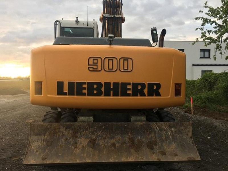 2009 Liebherr A900 wheel excavator, rear view 2009 Liebherr A900 wheel excavator, rear view