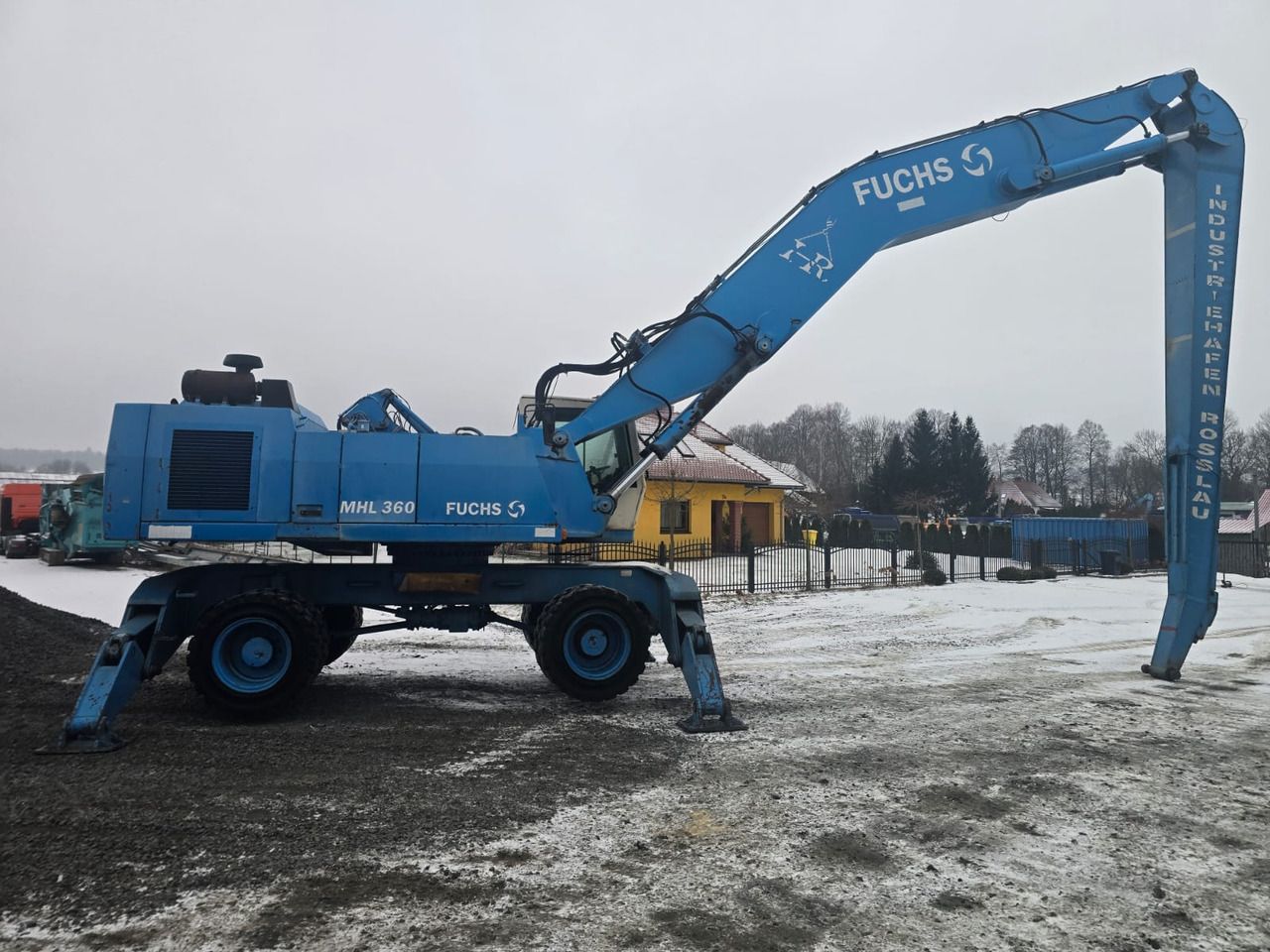 2001 Fuchs MHL 360 material handler, side view 2001 Fuchs MHL 360 material handler, side view