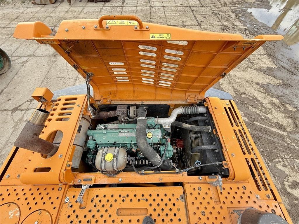 2008 Volvo EC290CL crawler excavator engine compartment view 2008 Volvo EC290CL crawler excavator engine compartment view