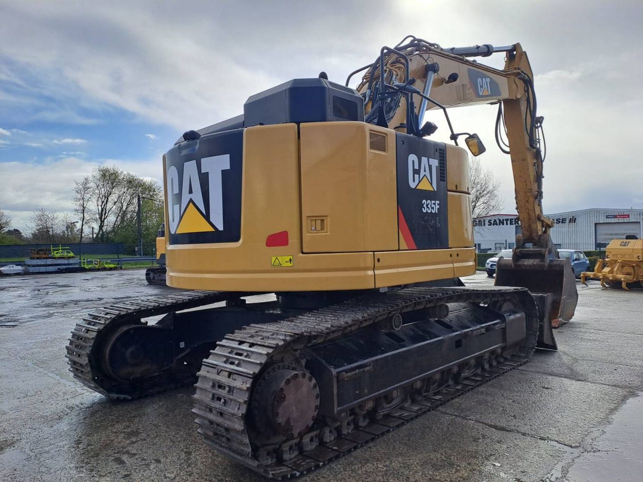 2019 Caterpillar 335F CR crawler excavator, rear three-quarter view 2019 Caterpillar 335F CR crawler excavator, rear three-quarter view