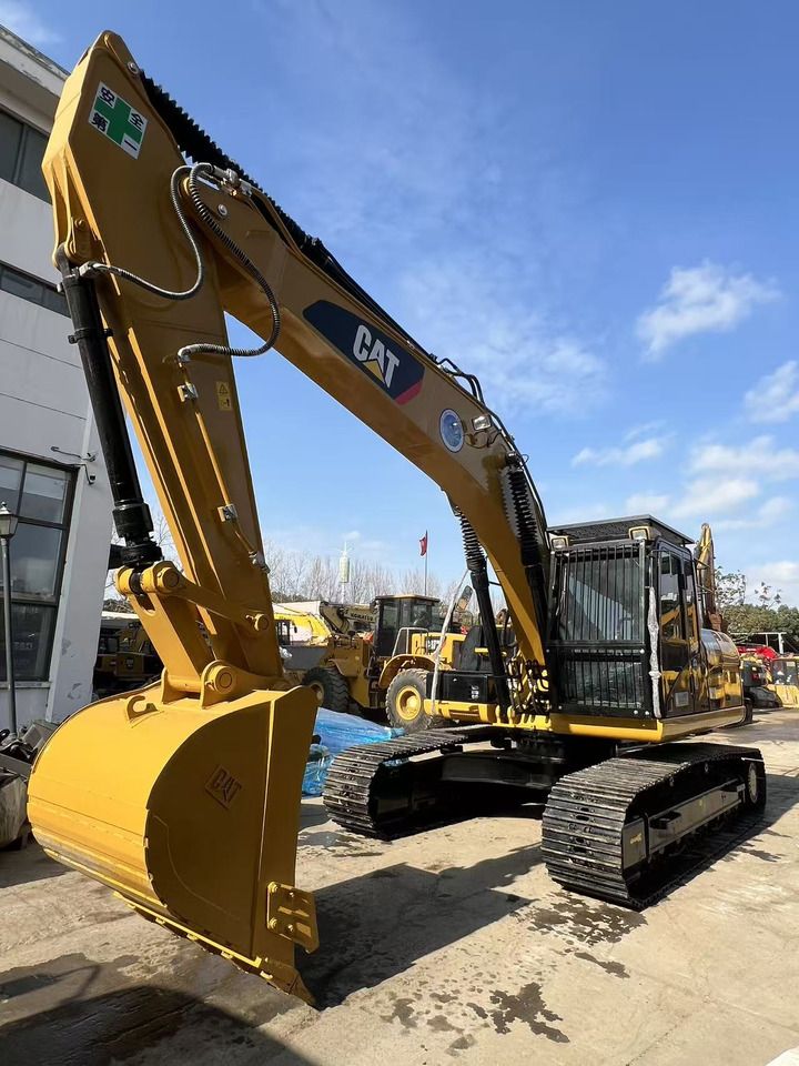 2022 Caterpillar 323D2L crawler excavator, front three-quarter view