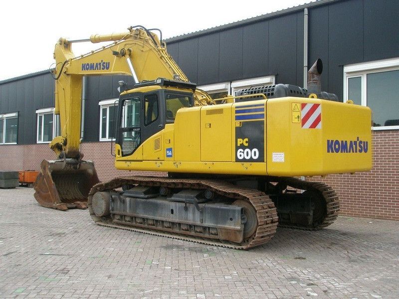 2004 Komatsu PC600LC-7K crawler excavator, side view 2004 Komatsu PC600LC-7K crawler excavator, side view