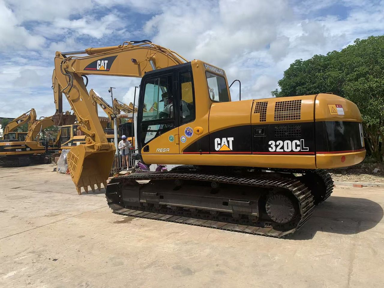 2016 Caterpillar 320CL paletli ekskavatör, yandan görünüm 2016 Caterpillar 320CL paletli ekskavatör, yandan görünüm