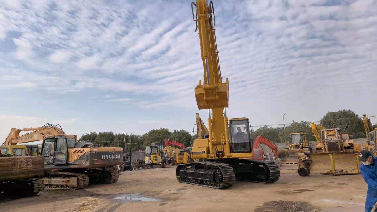 2006 Caterpillar 330BL crawler excavator, front view 2006 Caterpillar 330BL crawler excavator, front view