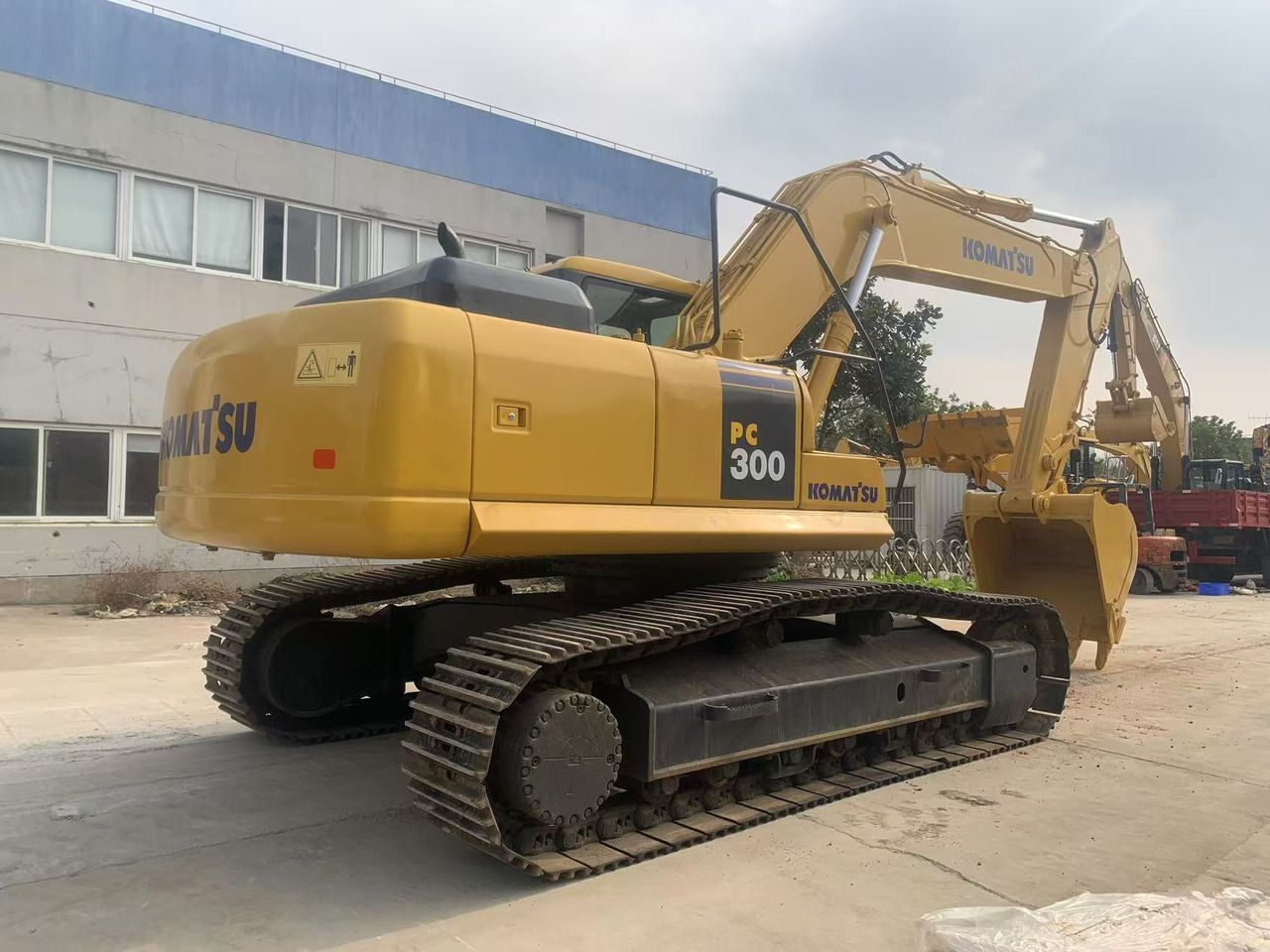 2020 Komatsu PC300 crawler excavator, rear three-quarter view 2020 Komatsu PC300 crawler excavator, rear three-quarter view
