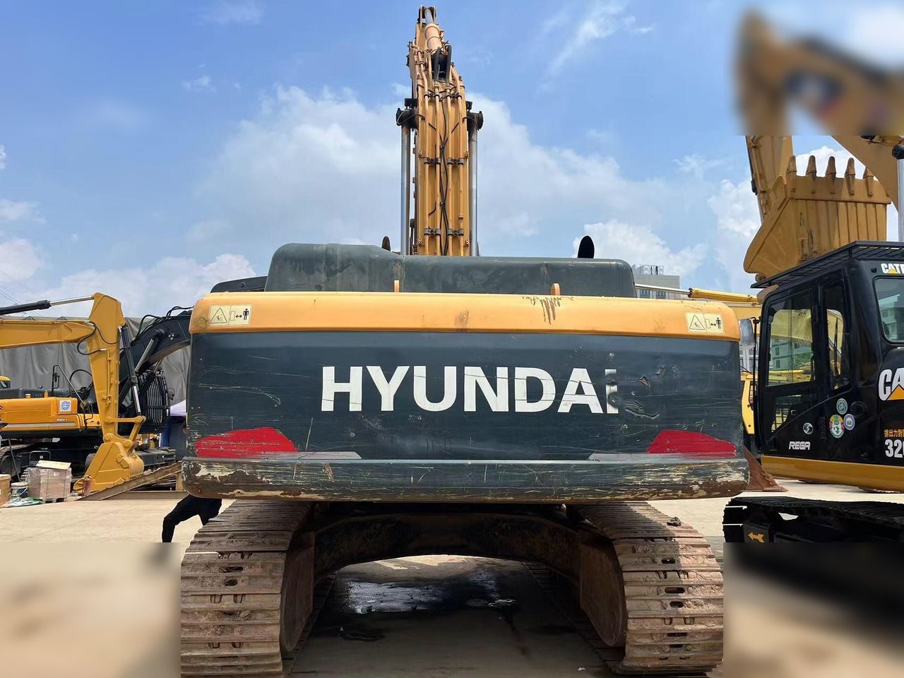 2014 Hyundai R305LC-9T crawler excavator rear view 2014 Hyundai R305LC-9T crawler excavator rear view