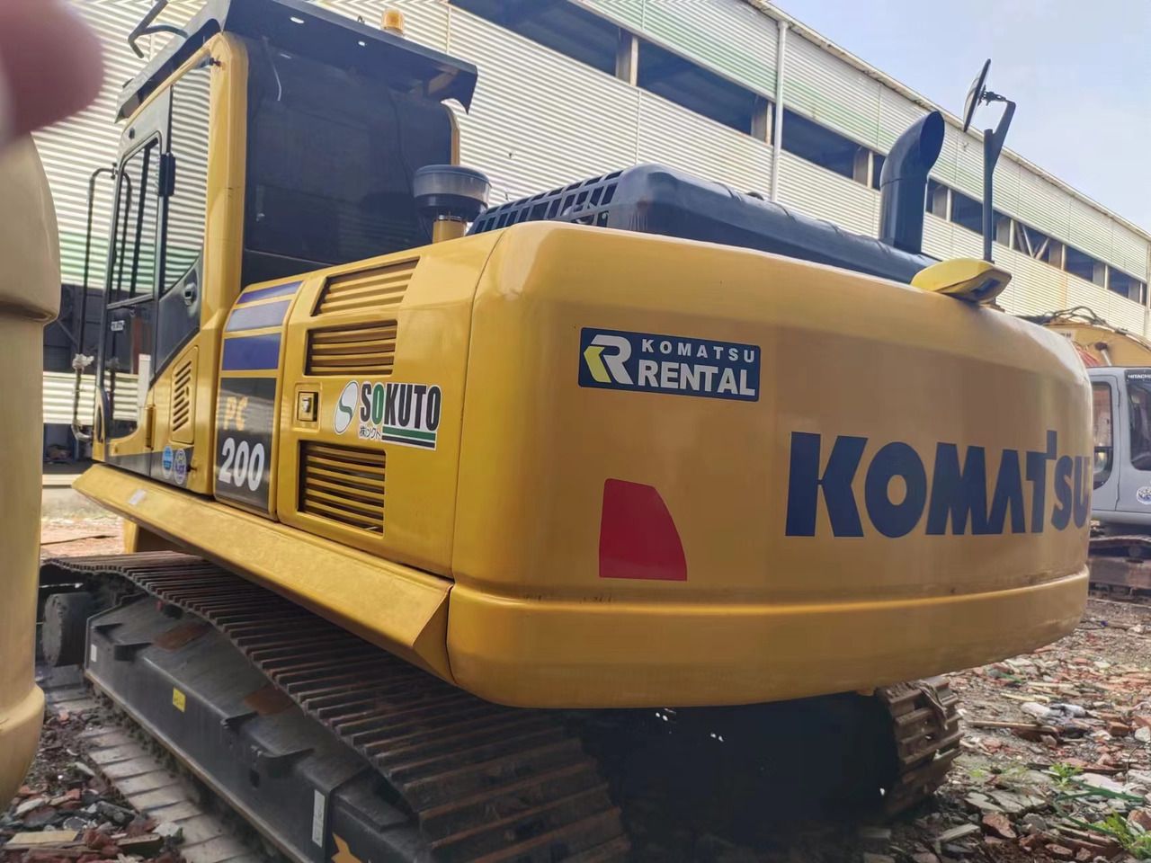 Pelle sur chenilles Komatsu PC200-8 de 2022, vue trois-quarts arrière
