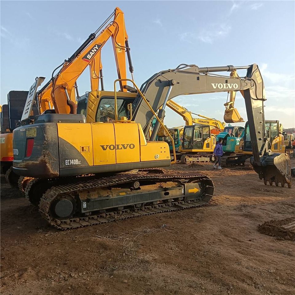 Escavatore cingolato Volvo EC140B del 2023