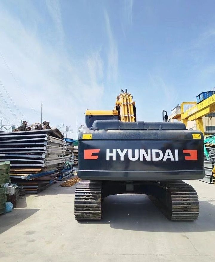 Hyundai R220-9S crawler excavator, rear view