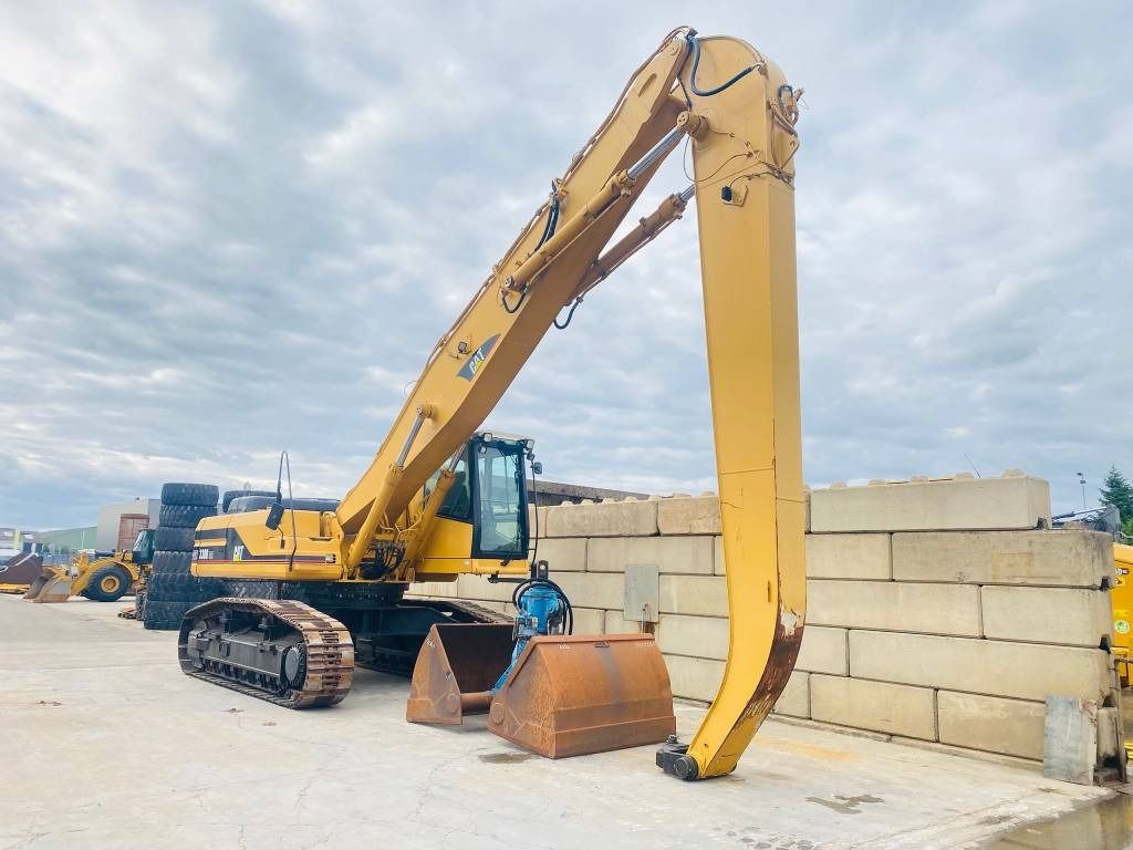 2001 Caterpillar 330BL crawler excavator, side view